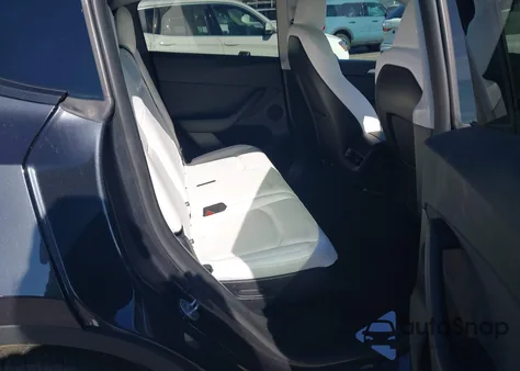 2025 Tesla Model Y Long Range Dual Motor All-Wheel Drive z USA, uszkodzony, nr VIN 7SAYGAEEXSF250779